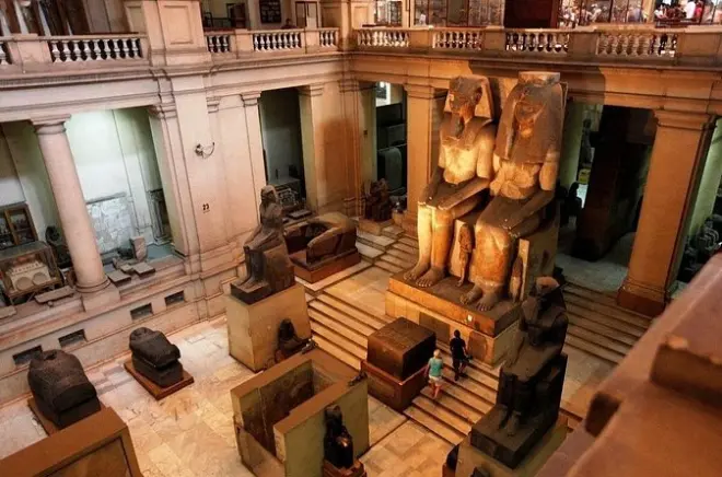 Cairo de avião saindo de Sharm el Sheikh: Pirâmides e museu