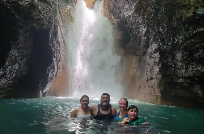 Cachoeira La Leona com tubing, saltos e fontes termais relaxantes