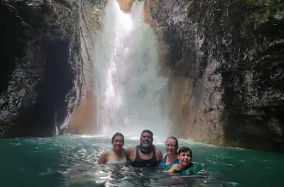 La cascade La Leona : Tubing, sauts de falaise et sources chaudes