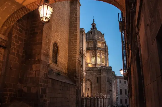 Toledo serale: Leggende e facciata della cattedrale al crepuscolo