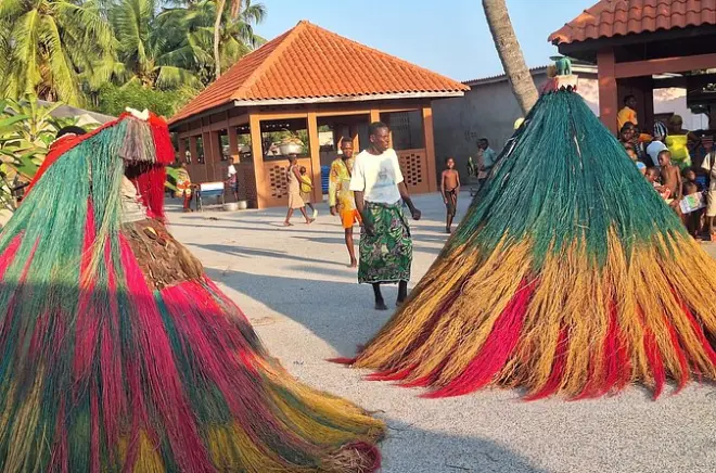 Ruta de los esclavos y danza Zangbeto en Ouidah: Ceremonia en vivo