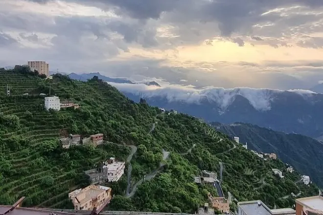 Tour privado en coche por Jazan: Montaña Fifa y castillo Al Dosaria