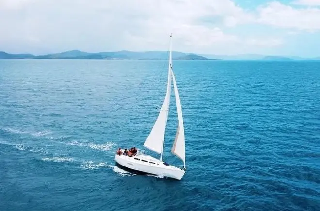 Tramonto in barca ad Airlie Beach: Esperienza pratica di vela