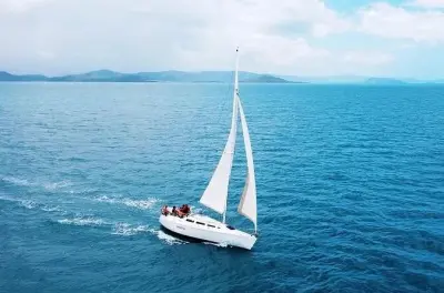Sunset-Segelkreuzfahrt ab Airlie Beach: Mitsegeln und selbst steuern