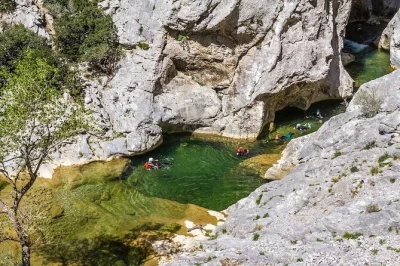 Viva a emoção do canyoning na garganta de galamus com guia experiente, saltos opcionais e piscinas de água azul-turquesa. equipamento completo incluso. ideal para famílias e quem está começando.