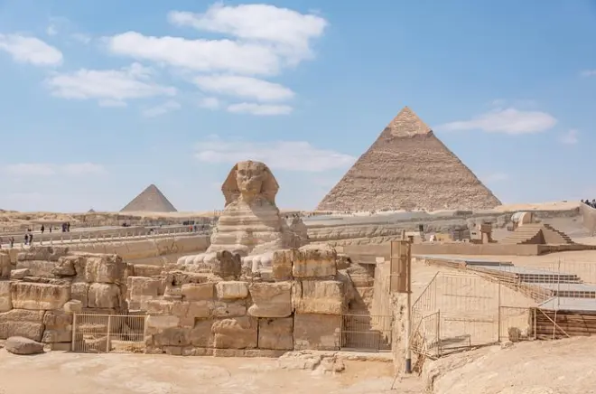 Pyramides de Gizeh, citadelle et bazar depuis le port d’El Sokhna