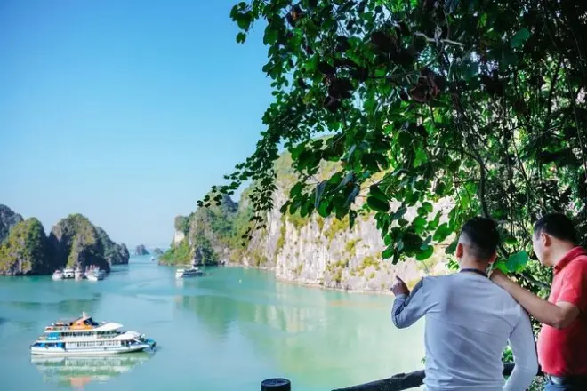Caiaque na baía de Halong com visita à caverna Luon e ilha Titop