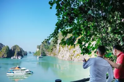 Caiaque na baía de Halong com visita à caverna Luon e ilha Titop