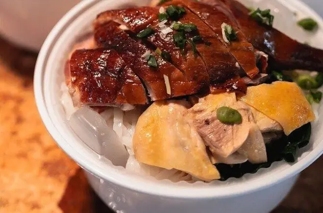 Tour gastronómico en Aberdeen: Sampán privado con fideos en bote