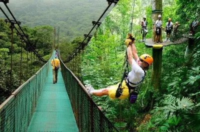 Tirolesa en Limón: 12 cables entre el dosel del bosque lluvioso
