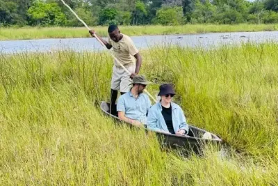 Mokoro-Tagesausflug im Okavango-Delta: Kanu-Safari mit Stakeln