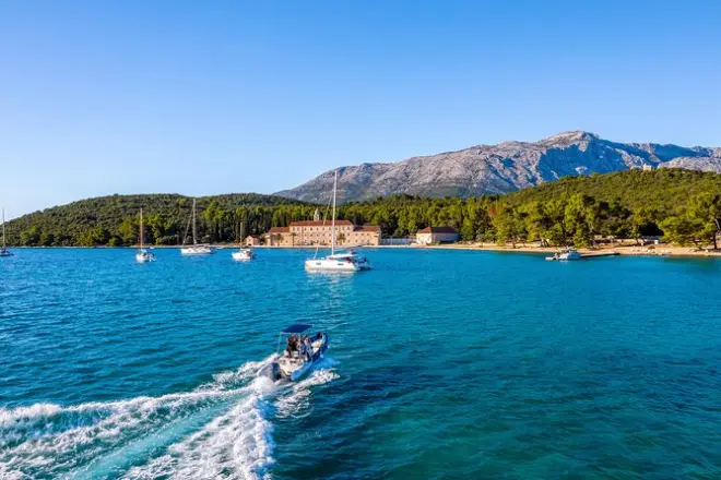 Snorkeling Korčula Archipelago: Shipwreck and hidden beaches