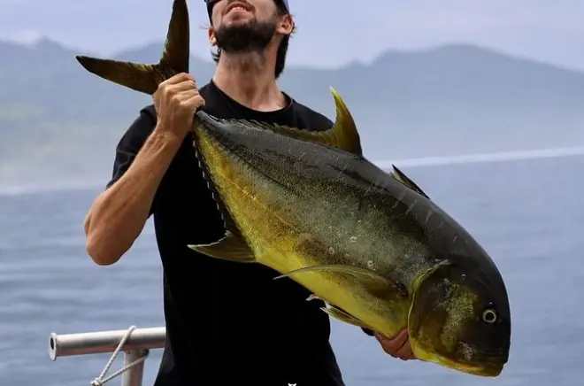 Pêche au large à Tahiti : Vague de Teahupo'o en bateau polynésien