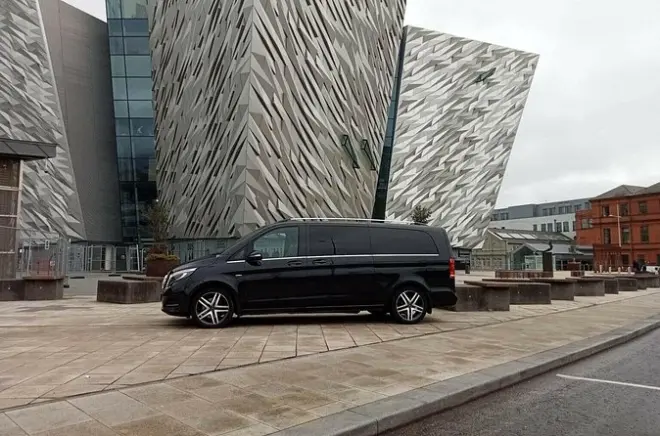 Tour privado em Belfast com motorista: Cidade e peace wall