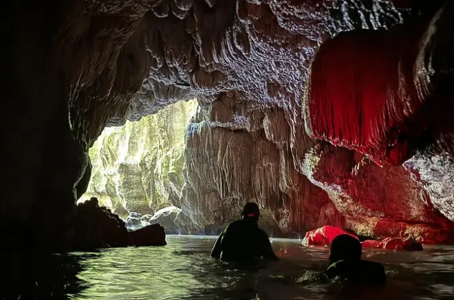 Nadar en cuevas de río en Puerto Rico: 3 cuevas y una cascada