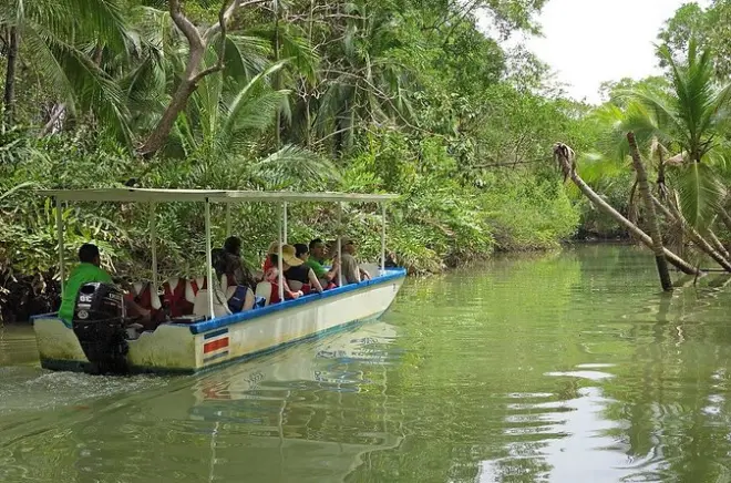 Ilha Damas em barco de Quepos: Vida selvagem e pôr do sol