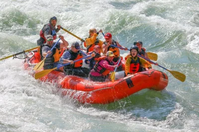 Siente la emoción en los rápidos del snake river con grupos de solo 12 personas por balsa, guiados por expertos locales desde 1971. incluye transporte, ropa impermeable y vestuarios.