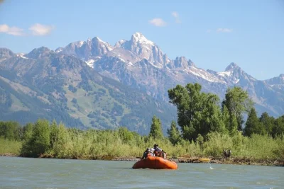 Disfruta un paseo por el snake river cerca de jackson hole con guía local, avista águilas calvas y alces, y relájate con vistas increíbles de los tetons. incluye transporte y equipo.