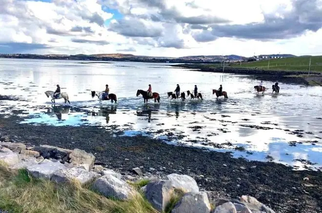 Cavalgada perto de Westport: Praia e campo em Clew Bay