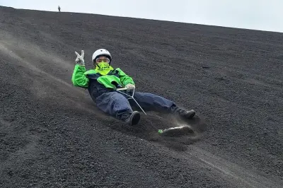 Sandboard sur volcan à León : Descente du Cerro Negro