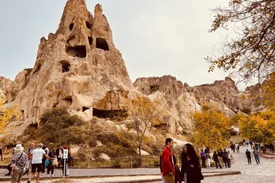 Descubra o red tour em cappadocia com transporte, ingressos, almoço e guia. visite o museu a céu aberto de göreme, as chaminés de fada e oficinas de cerâmica em avanos.