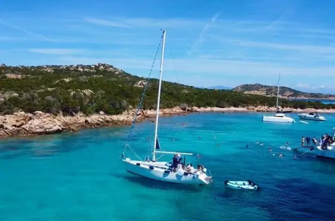 Tour de vela no arquipélago de La Maddalena com almoço na praia rosa