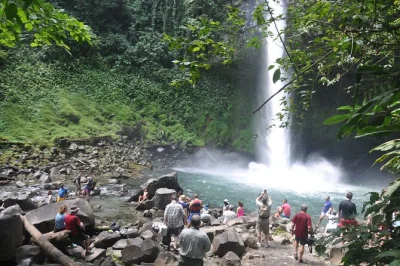 Tour di un giorno intero al vulcano arenal da guanacaste. nuota alla cascata la fortuna, osserva i bradipi nella riserva danaus, pranzo al rancho perla. trasporto privato incluso.