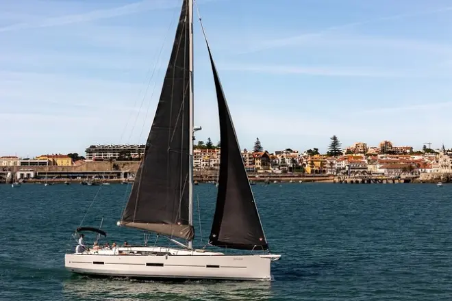 Iate privado Dufour 460 em Cascais com parada para banho