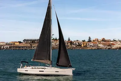 Privater Segeltörn ab Cascais: Dufour 460 mit Badestopp