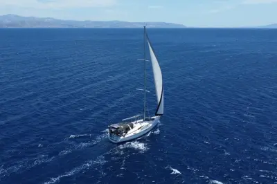 Sailboat tour from Piso Livadi: Antiparos, Despotiko & swimming