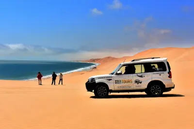 Sandwich Harbour saindo de Walvis Bay: Dunas e oceano juntos