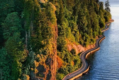 Disfruta la brisa en un tour en scooter eléctrico por stanley park, escucha historias locales, admira los tótems y saborea jugo fresco con guía y ruta flexible.