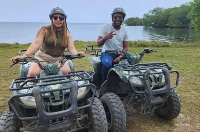 Passeio de quadriciclo em Roatan: Selva, praia e vida selvagem