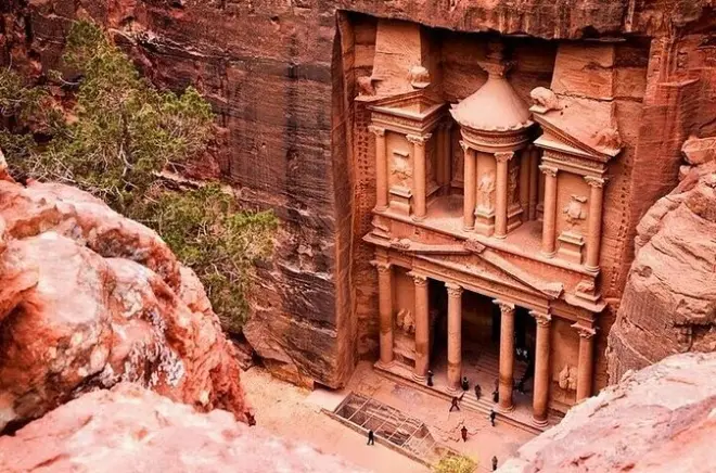 Petra von Amman: Wanderung durch den Siq zum Schatzhaus