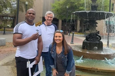 Entdecke savannah mit einer unterhaltsamen schnitzeljagd! löse rätsel, meistere herausforderungen und kämpfe gegen die zeit. perfekt für gruppen, familien oder freunde.