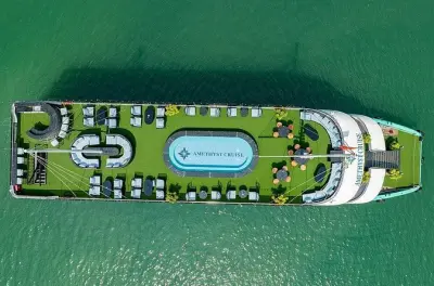 Caiaque em Ha Long Bay com visita à caverna Luon e ilha Titop