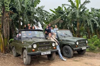 Siente el ritmo de hanoi en un jeep vintage, desde las callejuelas del casco antiguo hasta las granjas de la isla banana. incluye paradas para probar comida local, recogida y guía experto con todos l