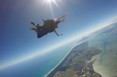 Vivi l’emozione del tandem skydive vicino ad auckland, lanciandoti da 18.000 piedi con panorami mozzafiato da costa a costa. include attrezzatura, briefing sicurezza e possibilità di riprogrammare.