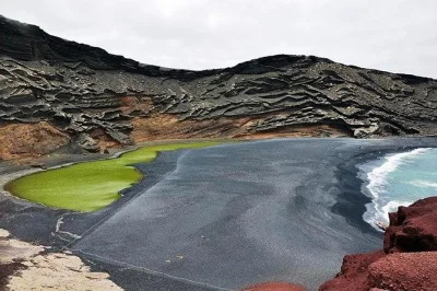 Entdecken sie lanzarotes top-sehenswürdigkeiten bei einer privaten tour mit abholung. besuchen sie jameos del agua, lagomar, den kakteengarten & mehr. flexibler ablauf, lokaler guide.