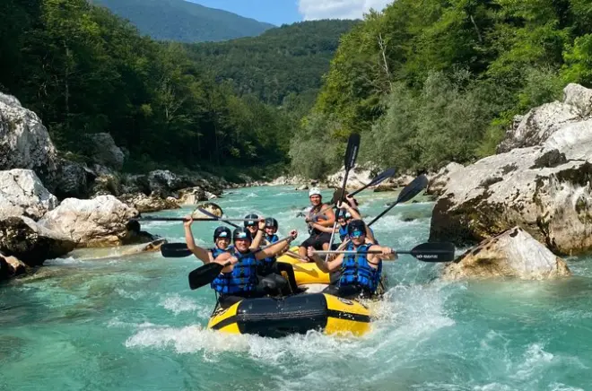 Rafting Soča à Bovec : 8 km avec baignade et sauts rocheux