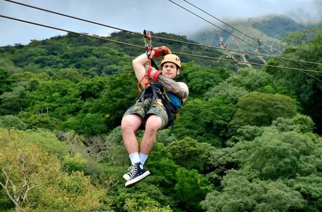 Zipline no vulcão Mombacho: Caminhada e voo pela floresta nublada