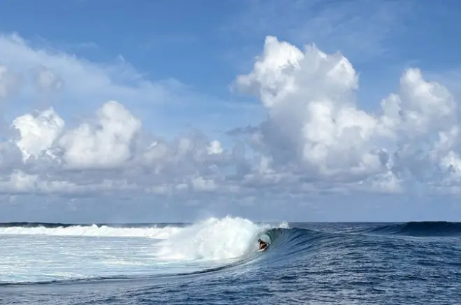 Península de Tahití con ola de Teahupo'o e invernadero de vainilla