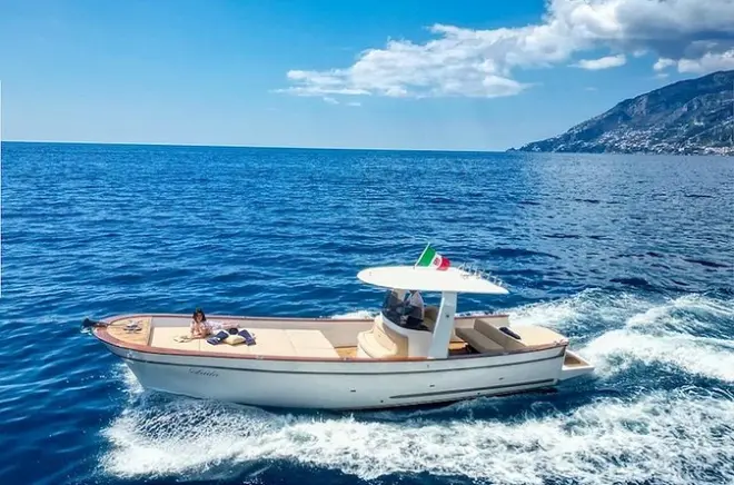 Barco privado na Costa Amalfitana: Grutas e Positano desde Salerno
