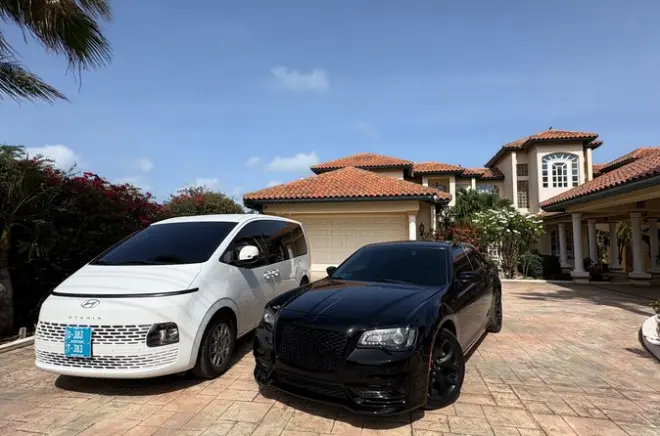 Flughafentransfer Aruba: Privat mit Van oder Limousine