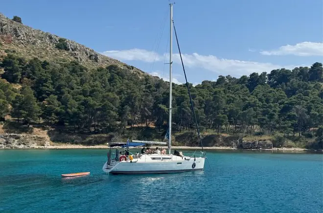Velejo privado em Nafplio com paradas para mergulho e banho