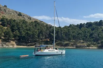 Velejo privado em Nafplio com paradas para mergulho e banho