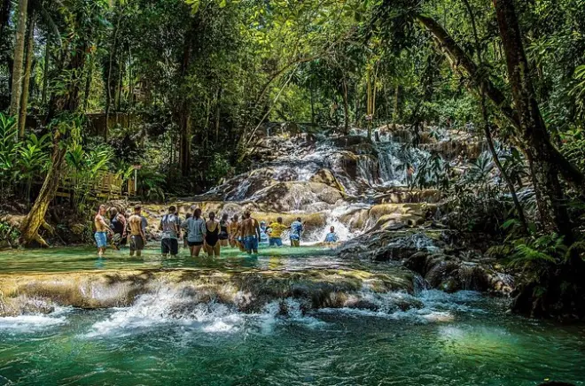 Tirolesa em Dunn's River Falls, Jamaica: Escale e voe