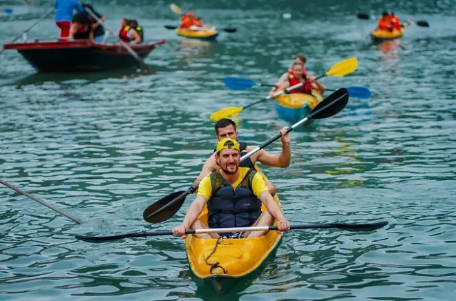 Caiaque na baía de Lan Ha com cavernas e vilarejos de pescadores