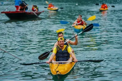 Kayak dans la baie de Lan Ha depuis Cat Ba : Grottes et villages de pêcheurs