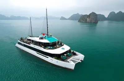 Halong Bay: Caiaque, aula de culinária e pôr do sol no catamarã